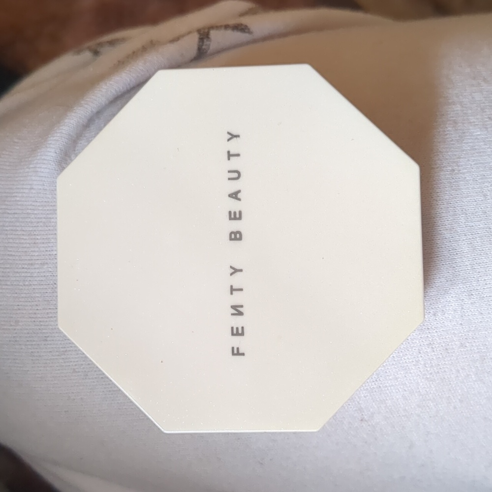 FENTY BEAUTY Kilowatt highlighter in "trophy wife"